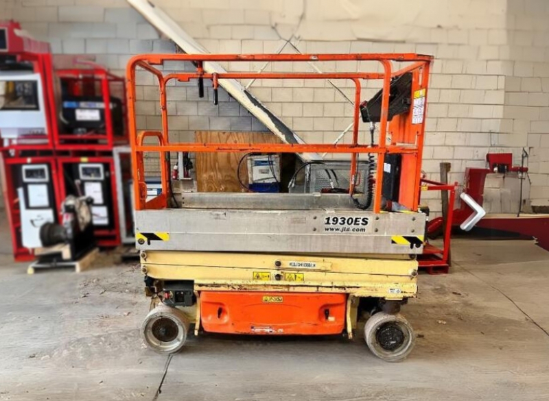 A Cunzolo trabalha com a Plataforma Tipo Tesoura - Pantográfica JLG 1930, equipamento elétrico altamente eficiente e compacto, projetado para trabalhos em altura com total segurança, baixo ruído e zero emissão de gases.