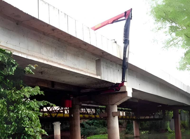 A Cunzolo trabalha com a locação do Guindaste Palfinger PA 19000 bi-articulado, exclusivo em acervo. Possui características como comprimento de lança de 15.20m, peso de 13.000kg e a Altura de até 3,75m.
