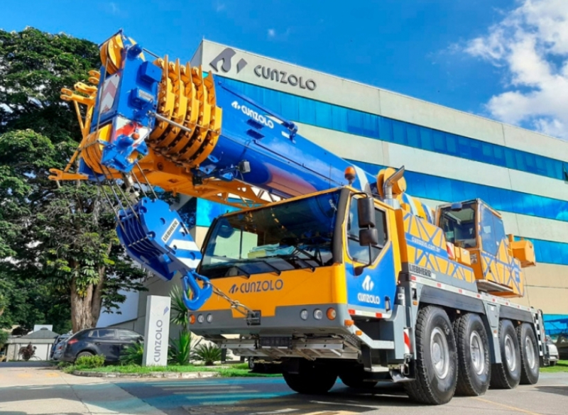 A Cunzolo trabalha com a locação do Guindaste Rodoviário LTM 1070 4.2, que tem capacidade de 70 toneladas e lança com alcance de até 50 metros.