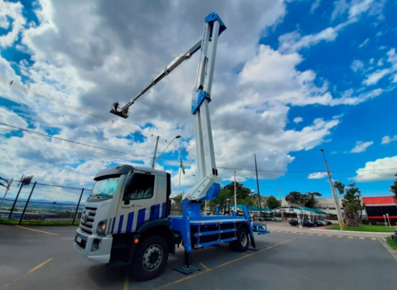 A Cunzolo trabalha com a Plataforma Aérea Socage Forste 37DJ - Montada sobre caminhão com altura de até 37 metros e alcance de 23 metros.
