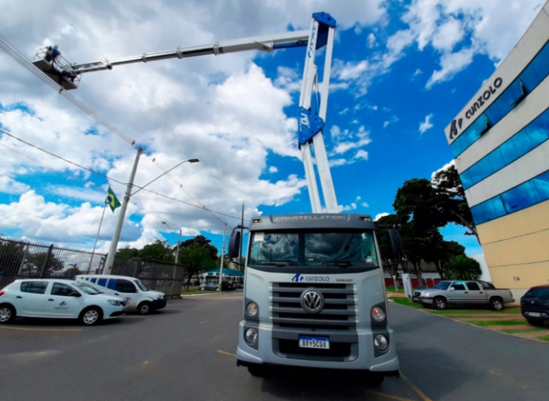 Plataforma A�rea Socage Forste 37DJ - Montada sobre caminh�o com altura de at� 37 metros e alcance de 23 metros.