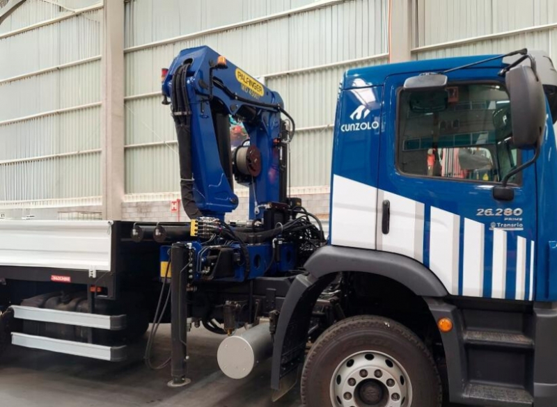 A Cunzolo trabalha com o Guindaste Articulado Palfinger MD45007, equipado com controle remoto sem fio. O equipamento foi criado para realizar operações precisas e garantir a segurança do operador.