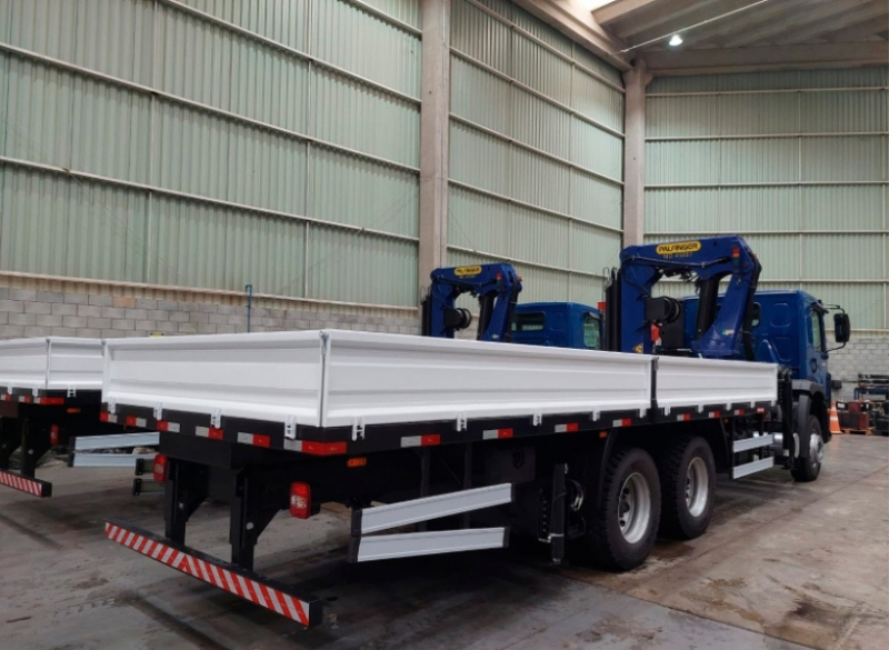 A Cunzolo trabalha com o Guindaste Articulado Palfinger MD45007, equipado com controle remoto sem fio. O equipamento foi criado para realizar operações precisas e garantir a segurança do operador.