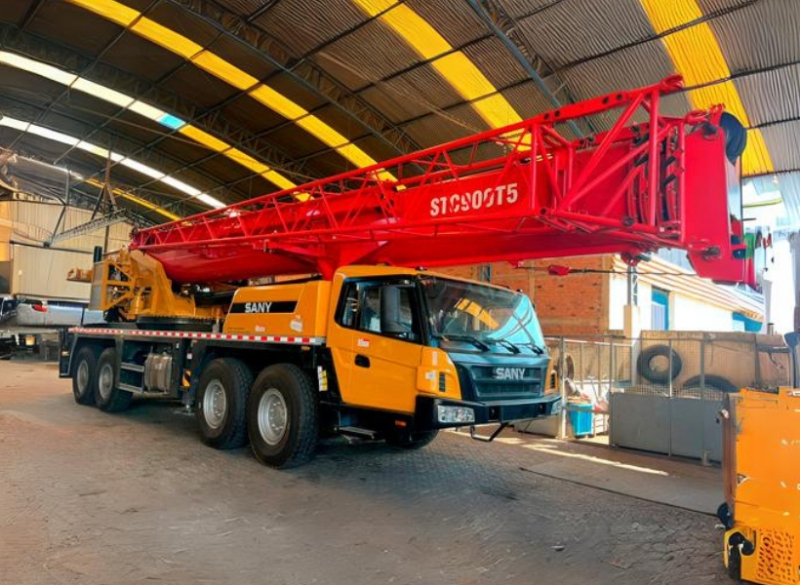 A Cunzolo trabalha com locação do Guindaste Sany STC900T5, perfeito para içamentos, movimentação de cargas/equipamentos e remoções industriais em obras da construção civil e indústrias em geral.