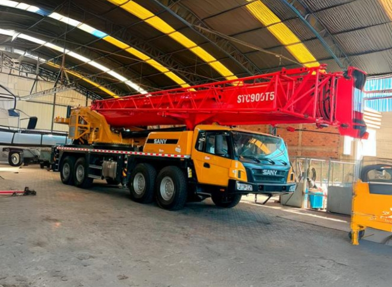 A Cunzolo trabalha com locação do Guindaste Sany STC900T5, perfeito para içamentos, movimentação de cargas/equipamentos e remoções industriais em obras da construção civil e indústrias em geral.
