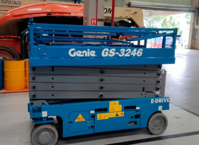 A Cunzolo trabalha com a Plataforma Tipo Tesoura 12m - Modelo Genie GS3246 E-DRIVE, um equipamento de fácil acesso e manobra para espaços apertados
