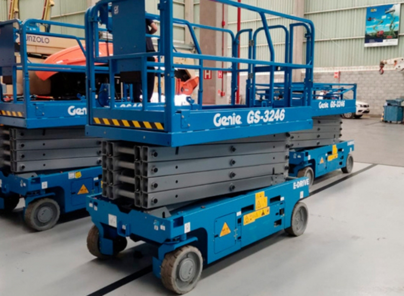 A Cunzolo trabalha com a Plataforma Tipo Tesoura 12m - Modelo Genie GS3246 E-DRIVE, um equipamento de fácil acesso e manobra para espaços apertados