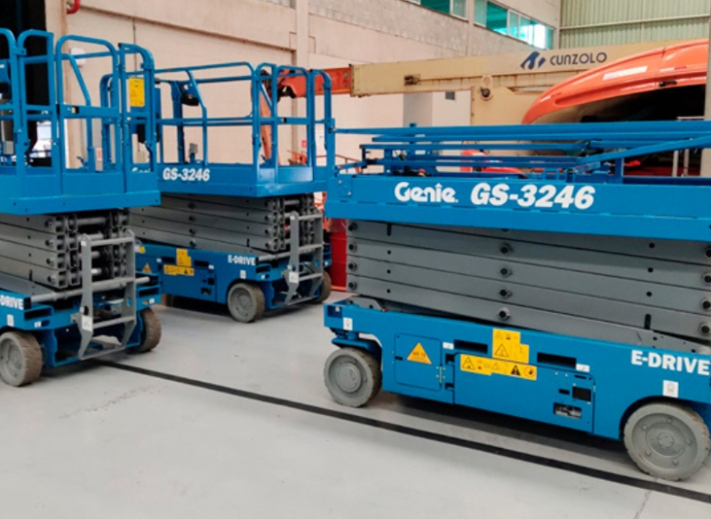 A Cunzolo trabalha com a Plataforma Tipo Tesoura 12m - Modelo Genie GS3246 E-DRIVE, um equipamento de fácil acesso e manobra para espaços apertados