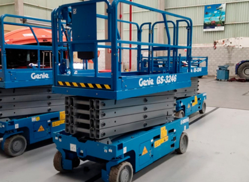 A Cunzolo trabalha com a Plataforma Tipo Tesoura 12m - Modelo Genie GS3246 E-DRIVE, um equipamento de fácil acesso e manobra para espaços apertados