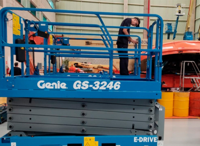 A Cunzolo trabalha com a Plataforma Tipo Tesoura 12m - Modelo Genie GS3246 E-DRIVE, um equipamento de fácil acesso e manobra para espaços apertados