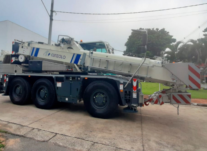 A Cunzolo trabalha com o Guindaste AC45 City, indicado para trabalhar com ângulos de lança empinados em edifícios com uma altura livre e relativamente baixa. 