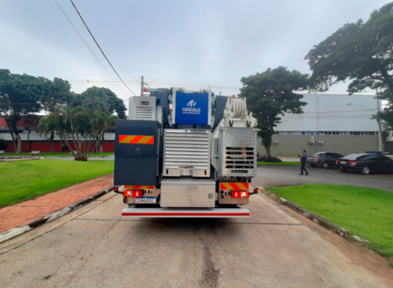 A Cunzolo trabalha com o Guindaste AC45 City, indicado para trabalhar com ângulos de lança empinados em edifícios com uma altura livre e relativamente baixa. 
