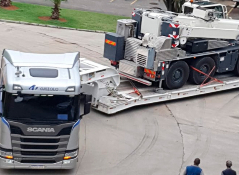 A Cunzolo trabalha com o Guindaste AC45 City, indicado para trabalhar com ângulos de lança empinados em edifícios com uma altura livre e relativamente baixa. 