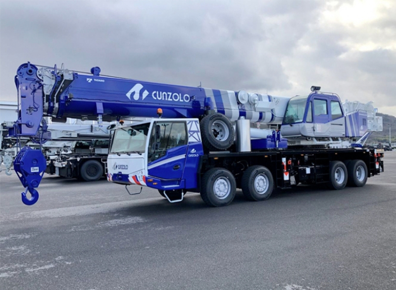 A Cunzolo oferece locação do guindaste sobre caminhão Tadano GT-750EL, que possui capacidade para até 75 toneladas e lança arredondada de 47 metros.