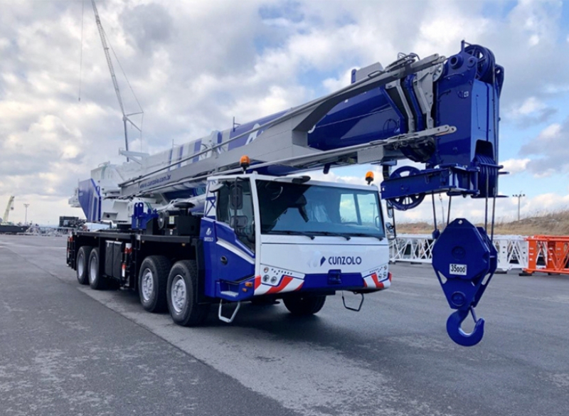 A Cunzolo oferece locação do guindaste sobre caminhão Tadano GT-750EL, que possui capacidade para até 75 toneladas e lança arredondada de 47 metros.