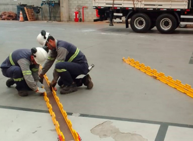 A Cunzolo oferece o trilho hidráulico - Hydraulic Skidding System - possui capacidade de carga de 75 toneladas e é utilizado para mover cargas pesadas com segurança.