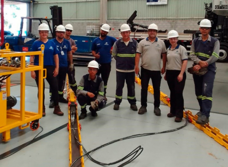 A Cunzolo oferece o trilho hidráulico - Hydraulic Skidding System - possui capacidade de carga de 75 toneladas e é utilizado para mover cargas pesadas com segurança.