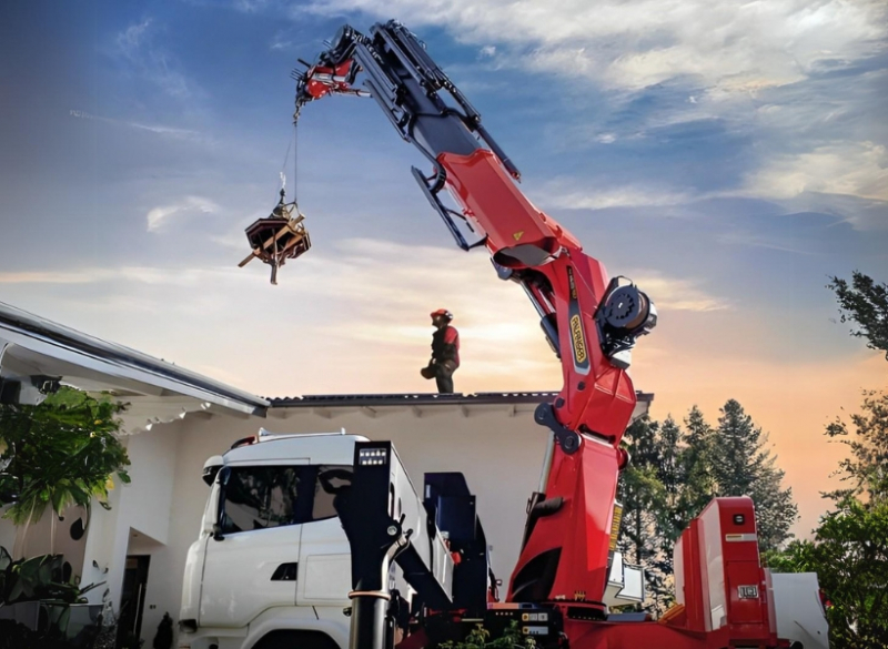 A Cunzolo trabalha com a locação do Guindaste Articulado Palfinger PK 165.002 TEC 7 F PJ300L F com capacidade total do equipamento de 32.000 kg, chegando a uma altura máxima de 21 metros.
