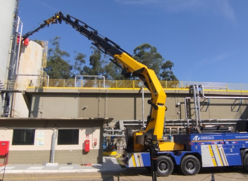 A Cunzolo trabalha com a locação do Guindaste Articulado Palfinger PK 165.002 TEC 7 F PJ300L F com capacidade total do equipamento de 32.000 kg, chegando a uma altura máxima de 21 metros.