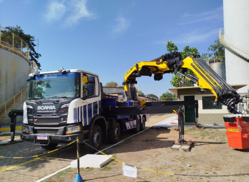 A Cunzolo trabalha com a locação do Guindaste Articulado Palfinger PK 165.002 TEC 7 F PJ300L F com capacidade total do equipamento de 32.000 kg, chegando a uma altura máxima de 21 metros.