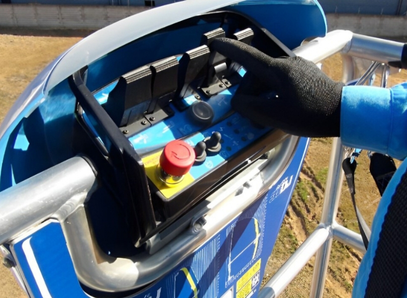 Plataforma aérea articulada modelo Socage 37DJ ForSte, é robusta, trabalha de forma versátil e com alcance de 37 metros para trabalhos em altura com precisão.