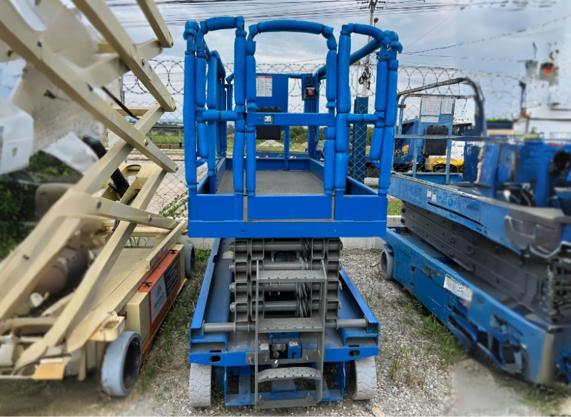 A Cunzolo trabalha com a Plataforma Genie GS - 3246, compacta com raio zero de giro interno a tornam ideal para tarefas de construção, manutenção e instalação em terrenos planos e espaços apertados.