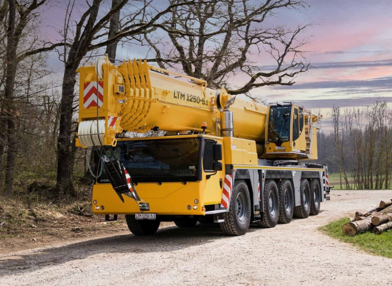 A Cunzolo oferece locação do Guindaste Rodoviário Telescópico Liebherr LTM 1250-5.1, caracterizado por enormes capacidades de carga. Foi desenvolvido para obter a capacidade máxima de carga. 