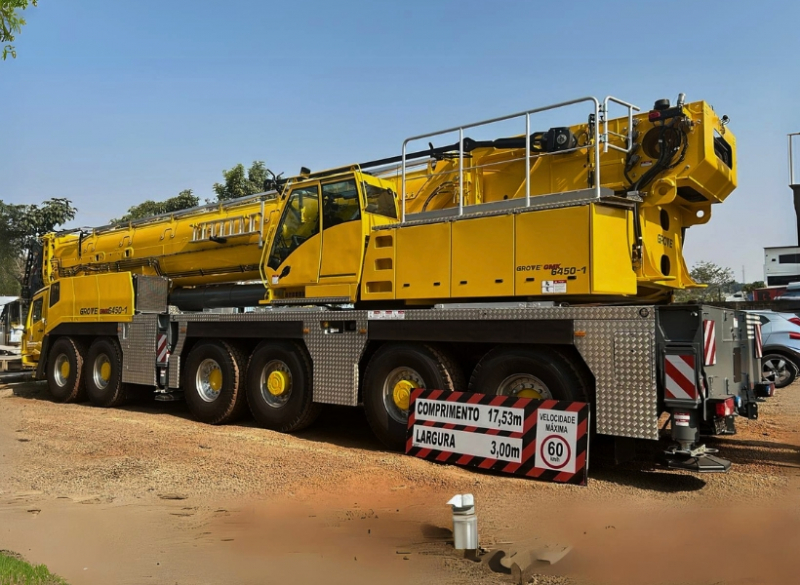 A Cunzolo oferece o Guindaste da classe de 450 toneladas que possui 6 eixos, com uma lança de 60 metros que pode ser montada com acessório tipo tesoura (MegaWingLift), elevando a altura para 136 metros.