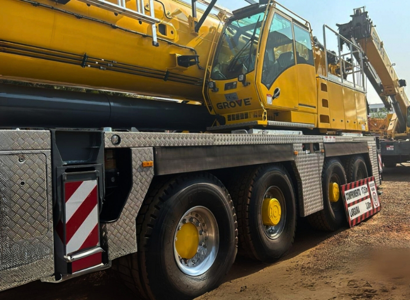 A Cunzolo oferece o Guindaste da classe de 450 toneladas que possui 6 eixos, com uma lança de 60 metros que pode ser montada com acessório tipo tesoura (MegaWingLift), elevando a altura para 136 metros.