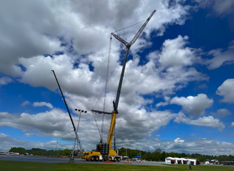 Guindaste Telescópico Grove GMK 6450 Guindaste da classe de 450 toneladas que possui 6 eixos, com uma lança de 60 metros que pode ser montada com acessório tipo tesoura (MegaWingLift), elevando a altura para 136 metros.