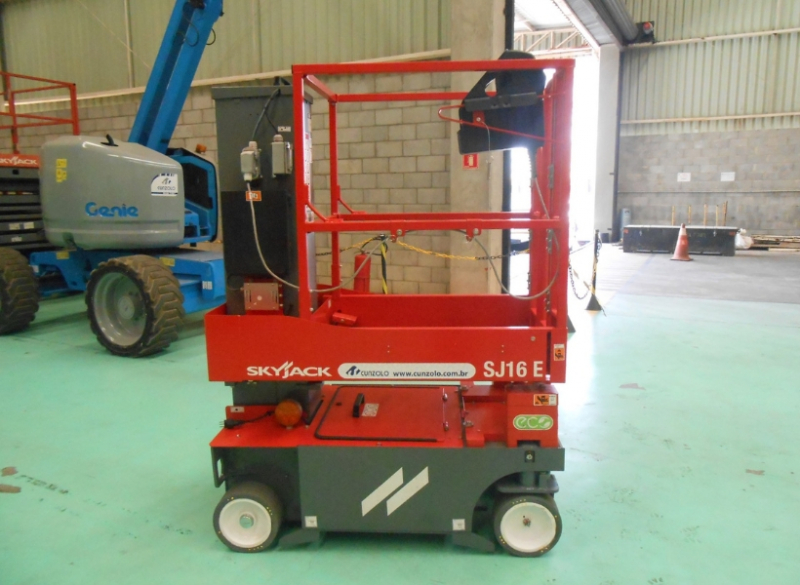 A Cunzolo trabalha com a Plataforma Tipo Mastro Vertical -  Skyjack SJ16E, indicada para trabalhos em altura até 6,5 metros, possui capacidade de peso de até 227kg e peso total de 931kg.