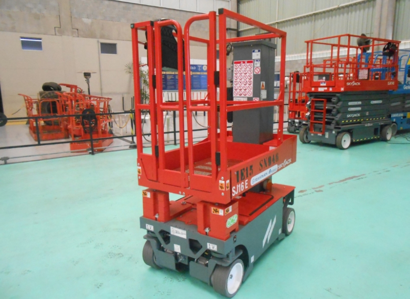 A Cunzolo trabalha com a Plataforma Tipo Mastro Vertical -  Skyjack SJ16E, indicada para trabalhos em altura até 6,5 metros, possui capacidade de peso de até 227kg e peso total de 931kg.