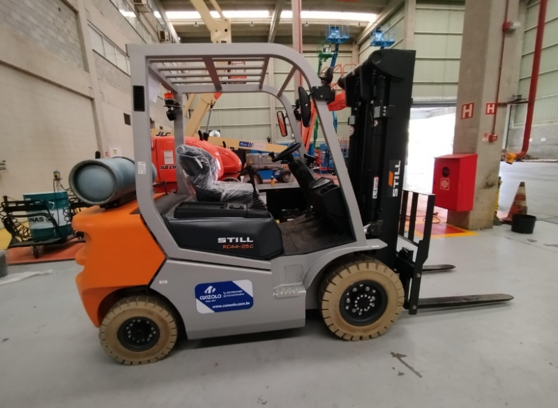 A Cunzolo trabalha com a Empilhadeira 2,5 Ton GLP - Still RC44-25C G115 4775, ideal para auxiliar em projetos de que exijam equipamentos pequenos, manutenções internas e externas.