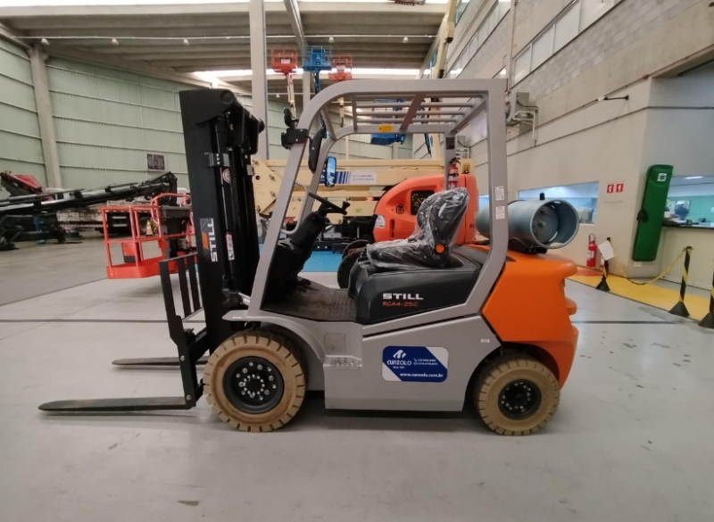 A Cunzolo trabalha com a Empilhadeira 2,5 Ton GLP - Still RC44-25C G115 4775, ideal para auxiliar em projetos de que exijam equipamentos pequenos, manutenções internas e externas.