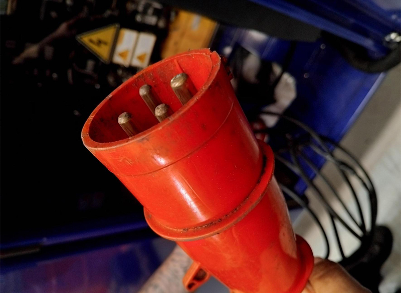 A Cunzolo oferece locação do Guindaste Elétrico Industrial (INDOOR) Ormig 15 iE que possui capacidade para até 15 toneladas e lança telescópica de até 10,60m.