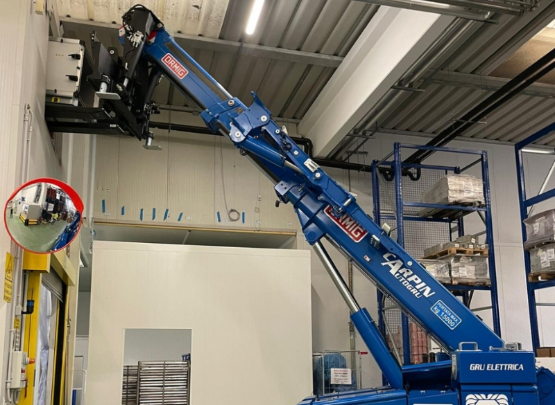 A Cunzolo oferece locação do Guindaste Elétrico Industrial (INDOOR) Ormig 15 iE que possui capacidade para até 15 toneladas e lança telescópica de até 10,60m.