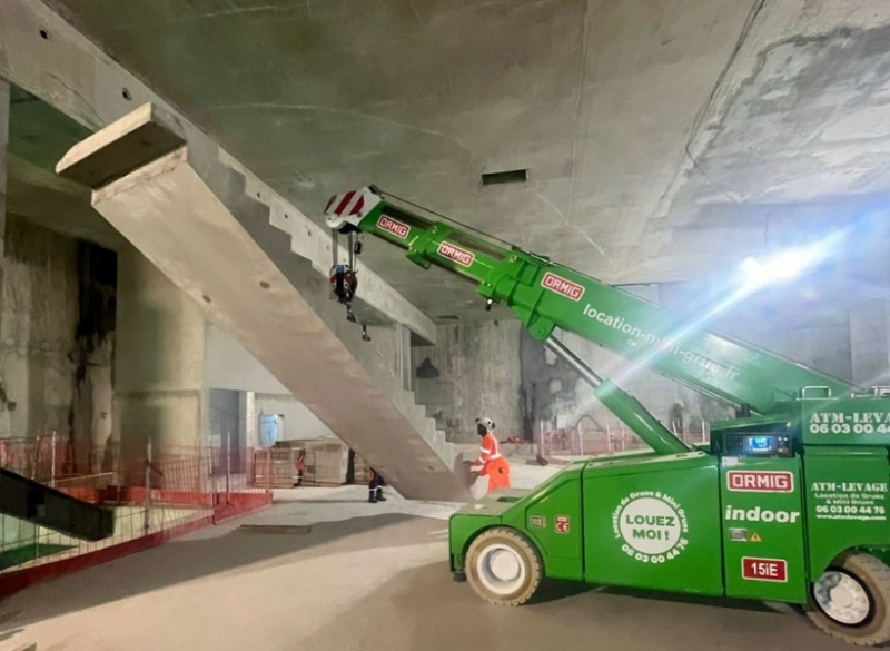 A Cunzolo oferece locação do Guindaste Elétrico Industrial (INDOOR) Ormig 15 iE que possui capacidade para até 15 toneladas e lança telescópica de até 10,60m.