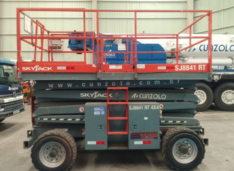 A Cunzolo trabalha com a Plataforma SkyJack Modelo SJ 8841, ideal para trabalhos internos e externos que necessitam de elevação até 14 metros de altura. Possui motor com combustão a Diesel.