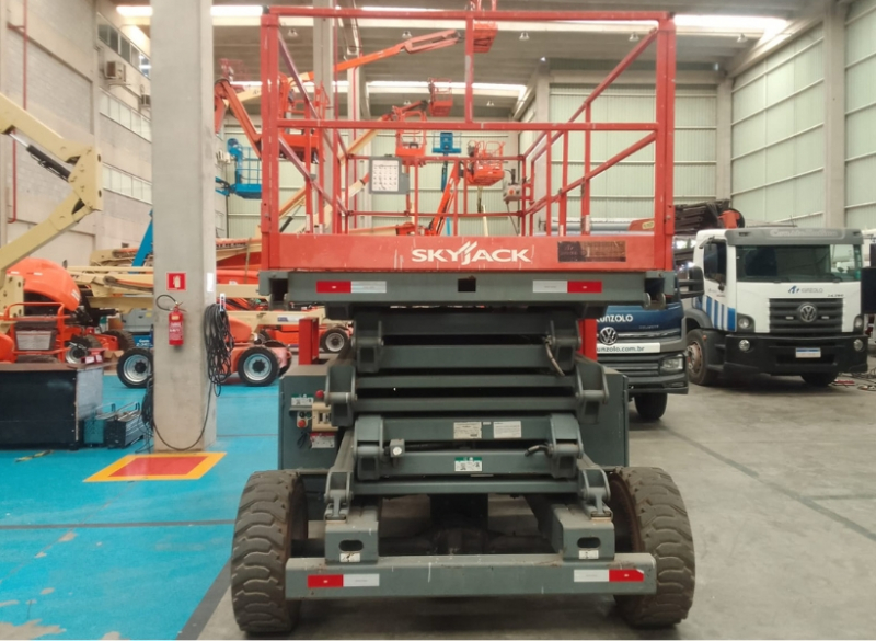 A Cunzolo trabalha com a Plataforma SkyJack Modelo SJ 8841, ideal para trabalhos internos e externos que necessitam de elevação até 14 metros de altura. Possui motor com combustão a Diesel.