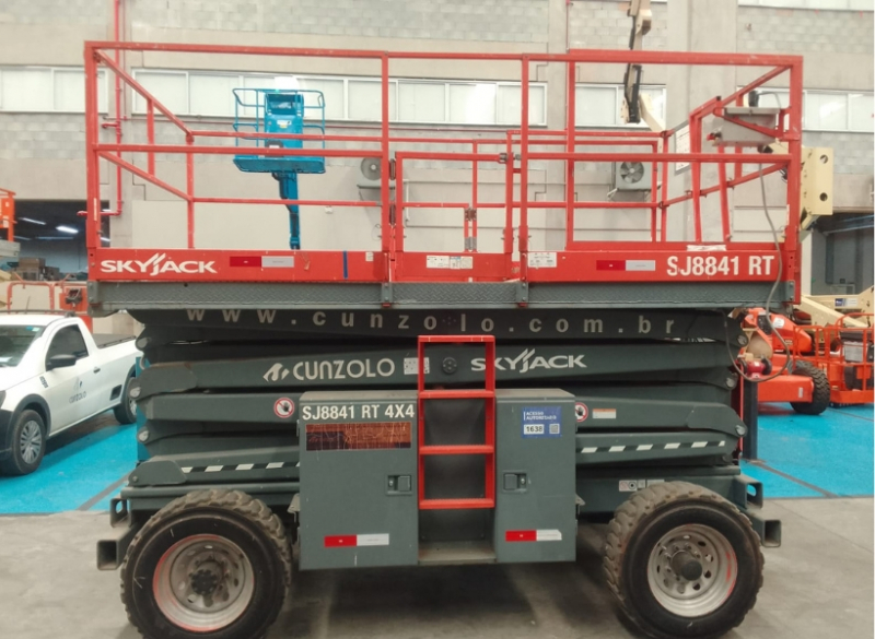 A Cunzolo trabalha com a Plataforma SkyJack Modelo SJ 8841, ideal para trabalhos internos e externos que necessitam de elevação até 14 metros de altura. Possui motor com combustão a Diesel.