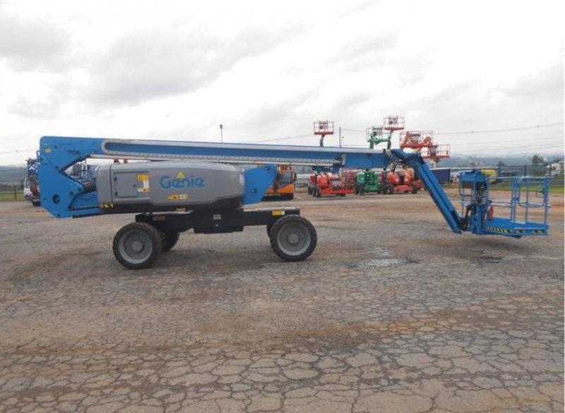 A Plataforma Articulada PEMT Genie S-80J é ideal para trabalhos até 26 metros, possui capacidade máxima de carga irrestrita de 300 kg, rotação de 160 graus, possui JIB de 1,83m de comprimento e trabalha com combustível óleo diesel. 