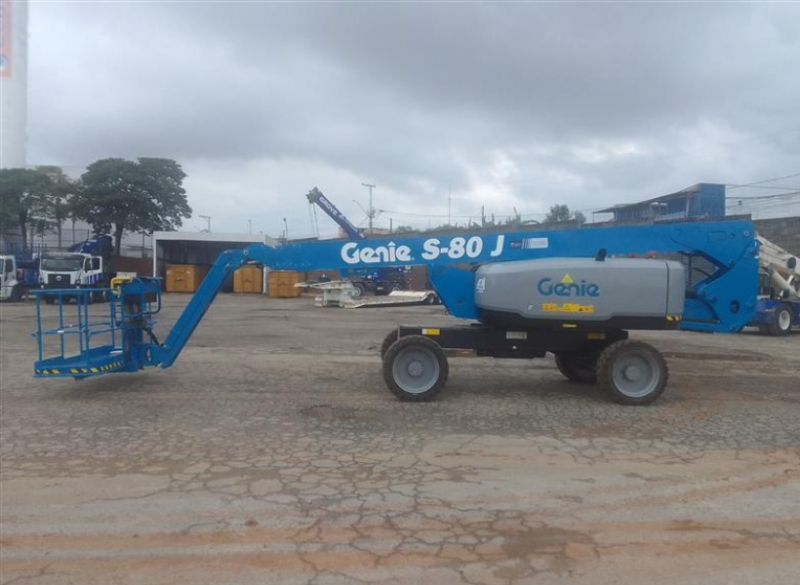 A Plataforma Articulada PEMT Genie S-80J é ideal para trabalhos até 26 metros, possui capacidade máxima de carga irrestrita de 300 kg, rotação de 160 graus, possui JIB de 1,83m de comprimento e trabalha com combustível óleo diesel. 
