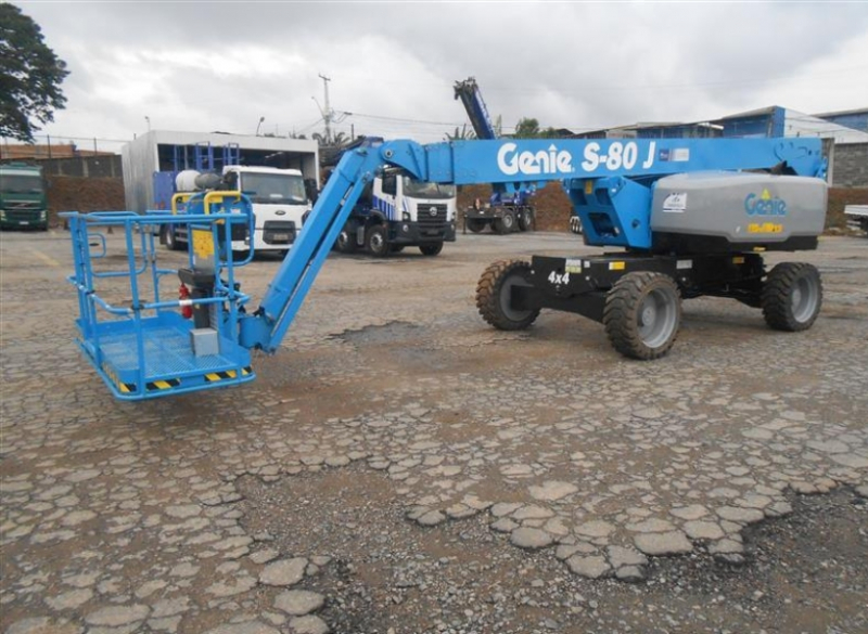 A Plataforma Articulada PEMT Genie S-80J é ideal para trabalhos até 26 metros, possui capacidade máxima de carga irrestrita de 300 kg, rotação de 160 graus, possui JIB de 1,83m de comprimento e trabalha com combustível óleo diesel. 