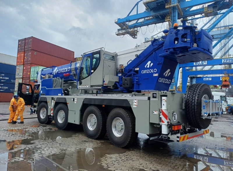 A Cunzolo trabalha com locação do Guindaste Telescópico Liebherr LTM 1120-4.1, um guindaste móvel verdadeiramente potente, com 4 eixos mais potentes. 