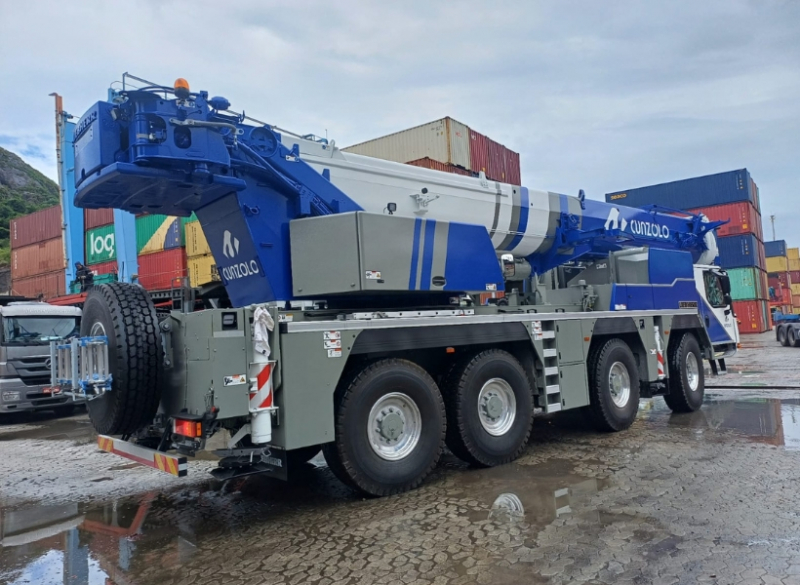 A Cunzolo trabalha com locação do Guindaste Telescópico Liebherr LTM 1120-4.1, um guindaste móvel verdadeiramente potente, com 4 eixos mais potentes. 