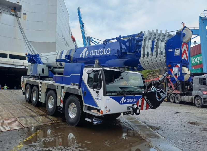 A Cunzolo trabalha com locação do Guindaste Telescópico Liebherr LTM 1120-4.1, um guindaste móvel verdadeiramente potente, com 4 eixos mais potentes. 