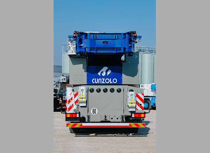 A Cunzolo trabalha com a locação do Guindaste Rodoviário Telescópico Liebherr LTM 1230-5.1, com capacidade para 230 toneladas à 3,0 m e um contrapeso de 72 toneladas. 