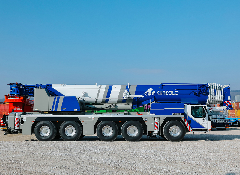 A Cunzolo trabalha com a locação do Guindaste Rodoviário Telescópico Liebherr LTM 1230-5.1, com capacidade para 230 toneladas à 3,0 m e um contrapeso de 72 toneladas. 
