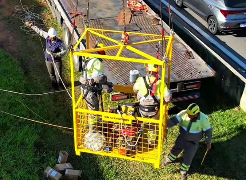 A Cunzolo oferece o Cesto Suspenso para 4 Pessoas - Modelo MMM.010, desenvolvido para garantir o máximo desempenho em operações com guindastes. 