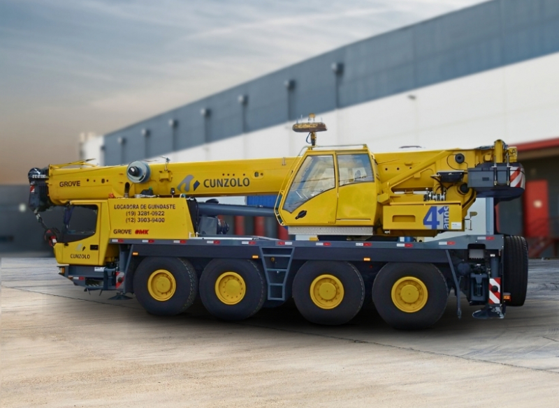 A Cunzolo trabalha com locação do Guindaste Rodoviário Grove GMK 4080, que possui capacidade de elevação poderosa, além de mobilidade incomparável no local de trabalho. 